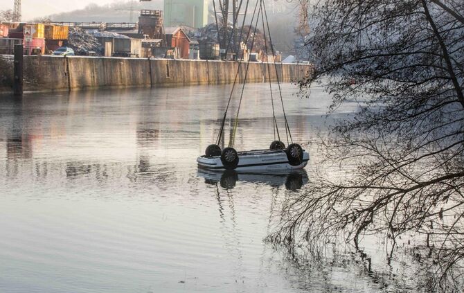 Offenbar gestohlenes DRK-Fahrzeug im Neckar entsorgt: Bergung des Autos mit Autokran und Polizeitauchern_16