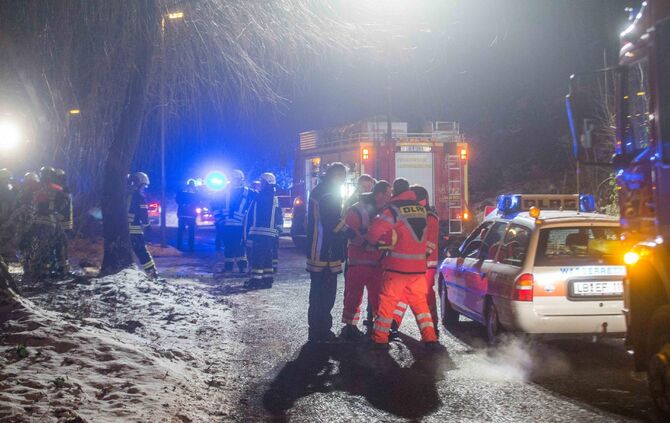 MysteriÃ¶ser Fall am Neckar: Fahrzeug im Wasser versunken - Offenbar soll es sich um ein DRK Fahrzeug handeln_17