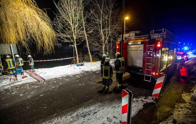 MysteriÃ¶ser Fall am Neckar: Fahrzeug im Wasser versunken - Offenbar soll es sich um ein DRK Fahrzeug handeln_19