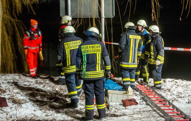 MysteriÃ¶ser Fall am Neckar: Fahrzeug im Wasser versunken - Offenbar soll es sich um ein DRK Fahrzeug handeln_20