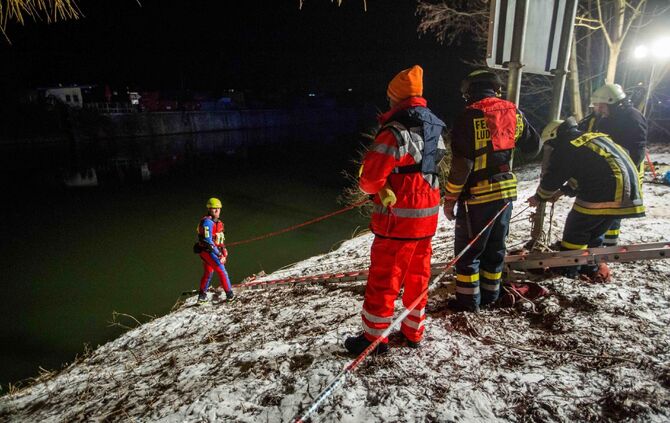 MysteriÃ¶ser Fall am Neckar: Fahrzeug im Wasser versunken - Offenbar soll es sich um ein DRK Fahrzeug handeln_21