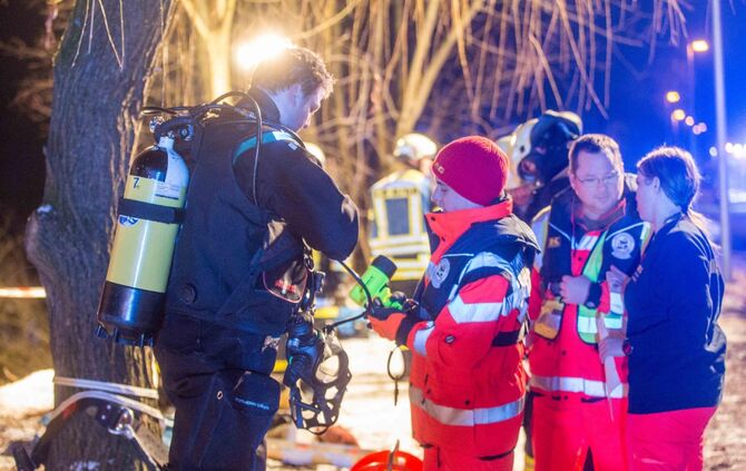 MysteriÃ¶ser Fall am Neckar: Fahrzeug im Wasser versunken - Offenbar soll es sich um ein DRK Fahrzeug handeln_22