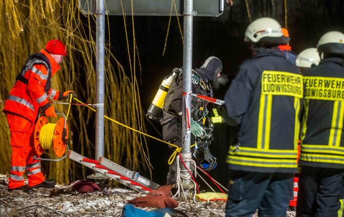 MysteriÃ¶ser Fall am Neckar: Fahrzeug im Wasser versunken - Offenbar soll es sich um ein DRK Fahrzeug handeln_23