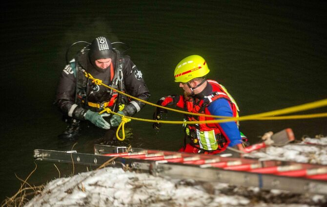 MysteriÃ¶ser Fall am Neckar: Fahrzeug im Wasser versunken - Offenbar soll es sich um ein DRK Fahrzeug handeln_24