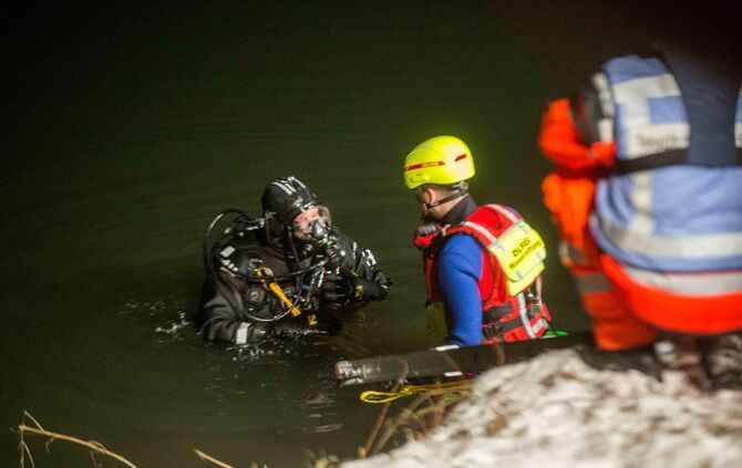 MysteriÃ¶ser Fall am Neckar: Fahrzeug im Wasser versunken - Offenbar soll es sich um ein DRK Fahrzeug handeln_25