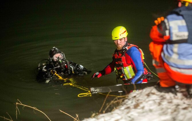 MysteriÃ¶ser Fall am Neckar: Fahrzeug im Wasser versunken - Offenbar soll es sich um ein DRK Fahrzeug handeln_26