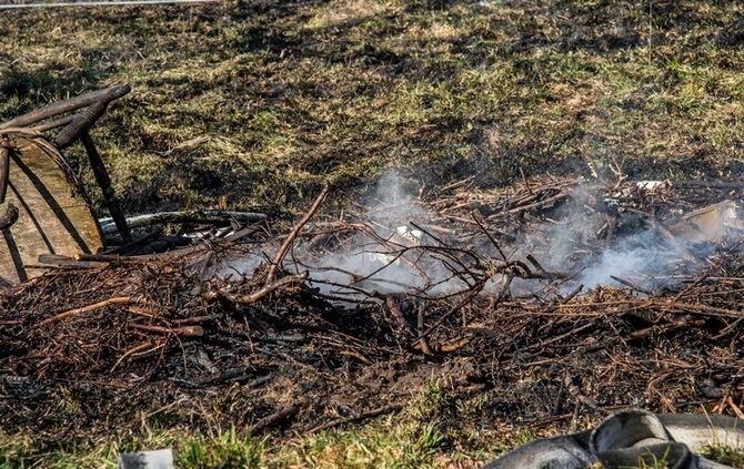 Über 400 qm Wiese und Sträucher in Brand - Bild 09_16