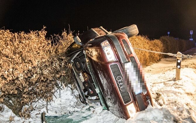 Ueberholvorgang geht schief - 2 Verletzte - Pkw landet im Graben - Bild 15_0