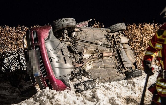 Ueberholvorgang geht schief - 2 Verletzte - Pkw landet im Graben - Bild 08_1