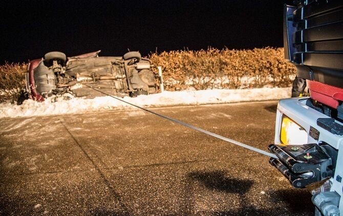 Ueberholvorgang geht schief - 2 Verletzte - Pkw landet im Graben - Bild 18_4