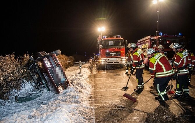 Ueberholvorgang geht schief - 2 Verletzte - Pkw landet im Graben - Bild 17_5