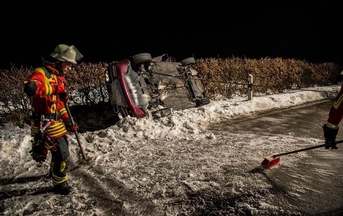 Ueberholvorgang geht schief - 2 Verletzte - Pkw landet im Graben - Bild 09_6