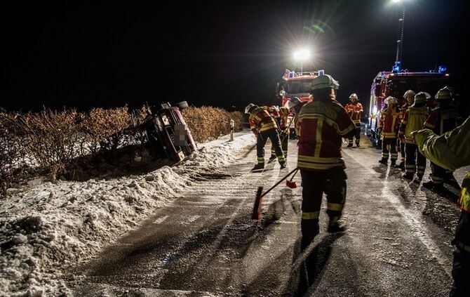 Ueberholvorgang geht schief - 2 Verletzte - Pkw landet im Graben - Bild 12_10