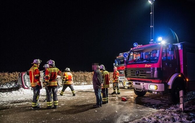Ueberholvorgang geht schief - 2 Verletzte - Pkw landet im Graben - Bild 10_11