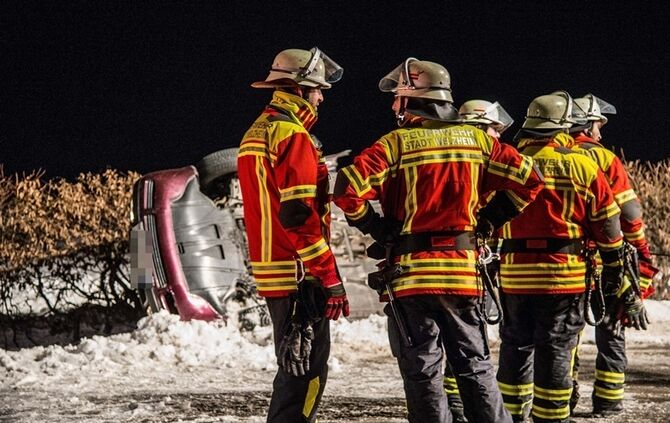 Ueberholvorgang geht schief - 2 Verletzte - Pkw landet im Graben - Bild 06_12
