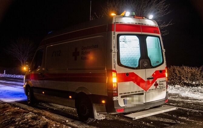 Ueberholvorgang geht schief - 2 Verletzte - Pkw landet im Graben - Bild 05_13