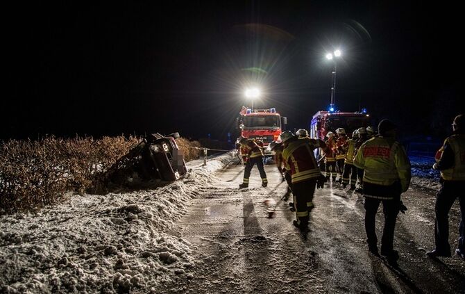 Ueberholvorgang geht schief - 2 Verletzte - Pkw landet im Graben - Bild 07_14