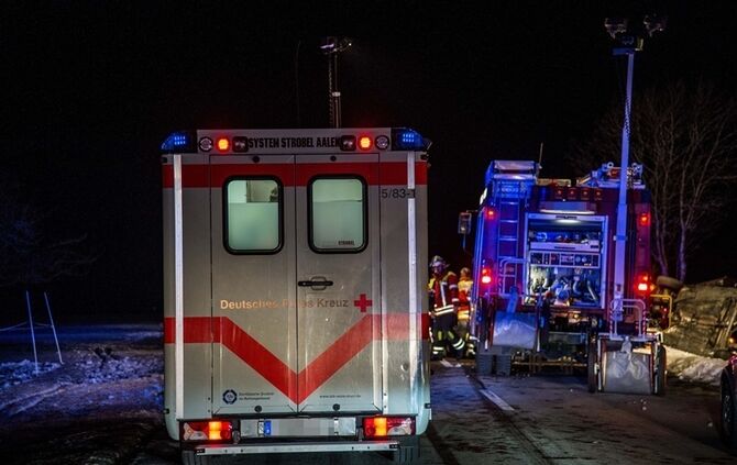 Ueberholvorgang geht schief - 2 Verletzte - Pkw landet im Graben - Bild 02_16