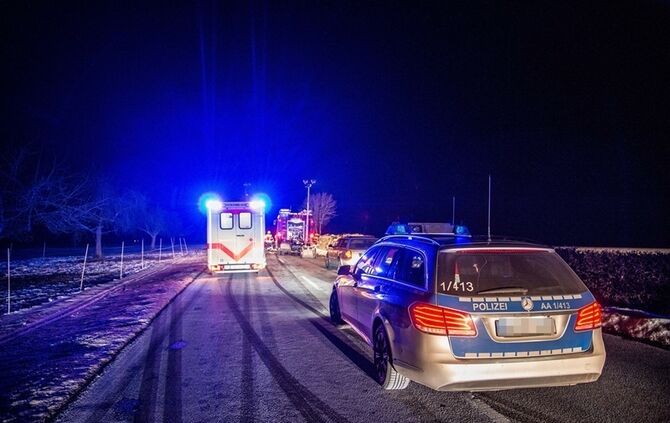 Ueberholvorgang geht schief - 2 Verletzte - Pkw landet im Graben - Bild 01_17