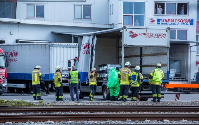 Gefahrgutunfall in Speditionsfirma: 1.000 Liter Fass mit SchwefelsÃ¤ure in LKW umgekippt - Feuerwehr im Einsatz_0