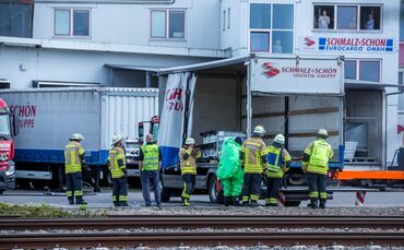 Gefahrgutunfall in Speditionsfirma: 1.000 Liter Fass mit SchwefelsÃ¤ure in LKW umgekippt - Feuerwehr im Einsatz_0