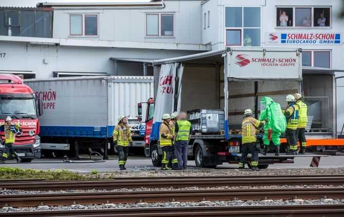 Gefahrgutunfall in Speditionsfirma: 1.000 Liter Fass mit SchwefelsÃ¤ure in LKW umgekippt - Feuerwehr im Einsatz_1