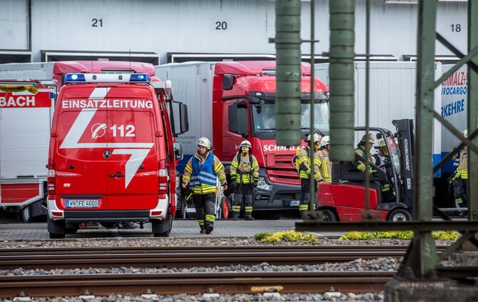 Gefahrgutunfall in Speditionsfirma: 1.000 Liter Fass mit SchwefelsÃ¤ure in LKW umgekippt - Feuerwehr im Einsatz_2