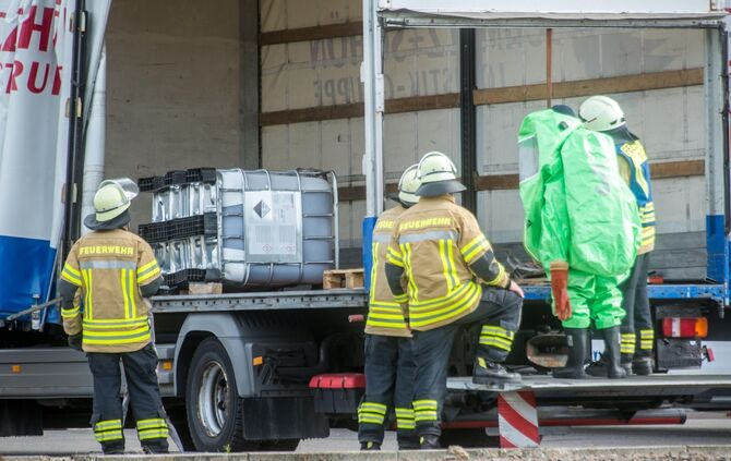 Gefahrgutunfall in Speditionsfirma: 1.000 Liter Fass mit SchwefelsÃ¤ure in LKW umgekippt - Feuerwehr im Einsatz_3
