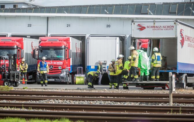 Gefahrgutunfall in Speditionsfirma: 1.000 Liter Fass mit SchwefelsÃ¤ure in LKW umgekippt - Feuerwehr im Einsatz_4