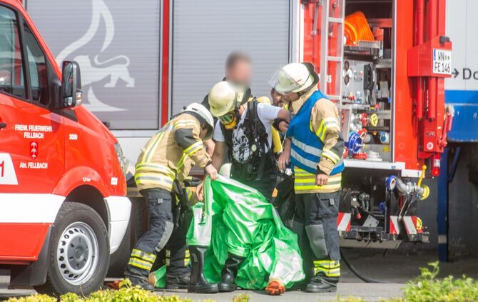 Gefahrgutunfall in Speditionsfirma: 1.000 Liter Fass mit SchwefelsÃ¤ure in LKW umgekippt - Feuerwehr im Einsatz_5