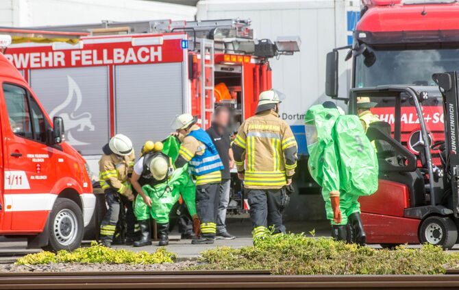 Gefahrgutunfall in Speditionsfirma: 1.000 Liter Fass mit SchwefelsÃ¤ure in LKW umgekippt - Feuerwehr im Einsatz_6