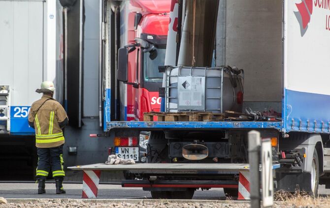 Gefahrgutunfall in Speditionsfirma: 1.000 Liter Fass mit SchwefelsÃ¤ure in LKW umgekippt - Feuerwehr im Einsatz_7