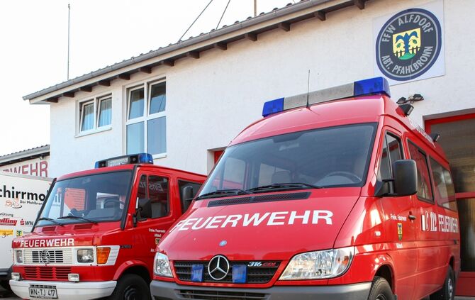 Feuer Alfdorf-Pfahlbronn: Fahrzeuge vor dem Gerätehaus Pfahlbronn, 03.06.2012.