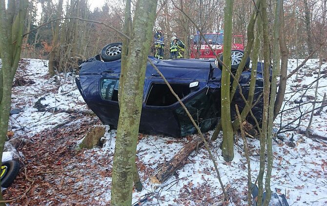 Verkehrsunfall Pkw auf Dach L1147 Richtung Oberberken_0