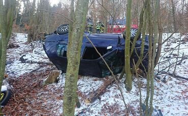 Verkehrsunfall Pkw auf Dach L1147 Richtung Oberberken_0