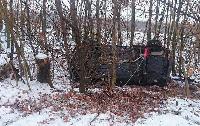 Verkehrsunfall Pkw auf Dach L1147 Richtung Oberberken_1