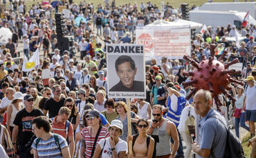 Anti-Corona Demonstration, Duesseldorf, Nordrhein-Westfalen, Deutschland