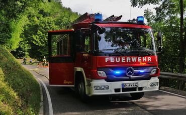 FlÃ¤chenbrand am StraÃenrand - Feuerwehr Schornbach lÃ¶scht mehrere Qudrarmeter brennende Wiese_0