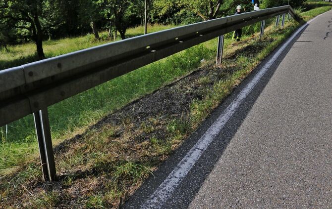 FlÃ¤chenbrand am StraÃenrand - Feuerwehr Schornbach lÃ¶scht mehrere Qudrarmeter brennende Wiese_5