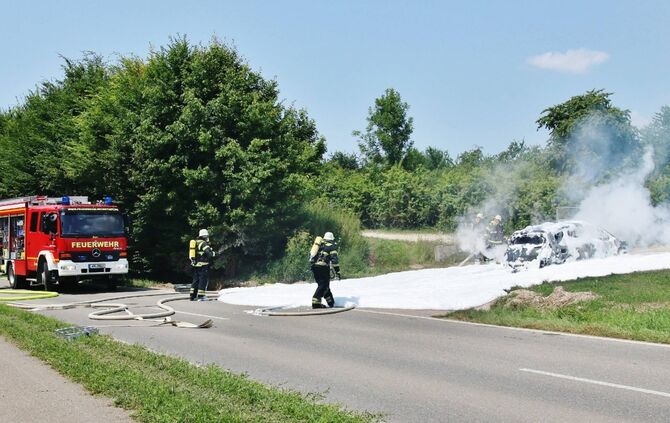 PKW brennt vollständig aus - Einsatz für die Weinstadter Feuerwehr