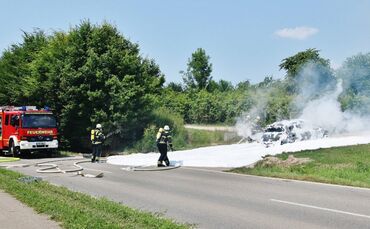 PKW brennt vollständig aus - Einsatz für die Weinstadter Feuerwehr