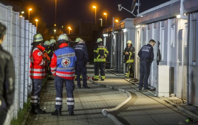 Brand in Küche in Flüchtlingsunterkunft sorgt für Großeinsatz der Feuerwehr