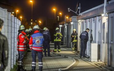 Brand in Küche in Flüchtlingsunterkunft sorgt für Großeinsatz der Feuerwehr