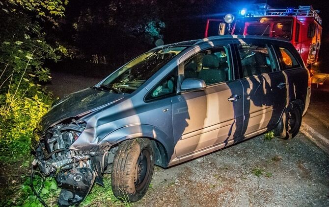 Opelfahrerin fährt in Kurve geradeaus in den Wald - Bild 20_0
