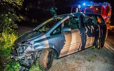 Opelfahrerin fährt in Kurve geradeaus in den Wald - Bild 20_0