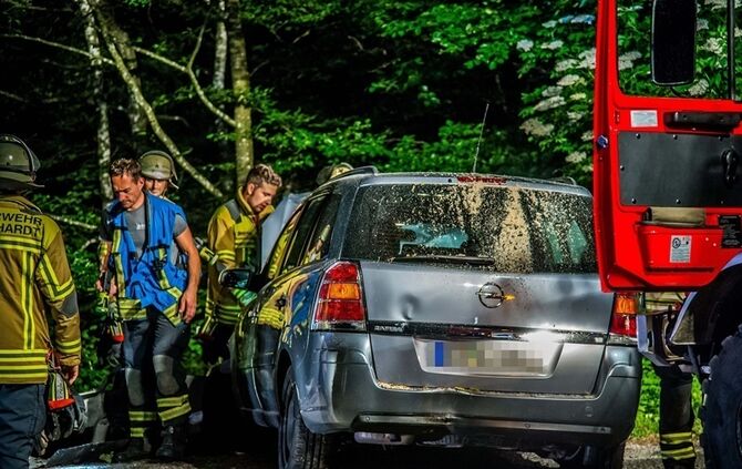 Opelfahrerin fährt in Kurve geradeaus in den Wald - Bild 04_1