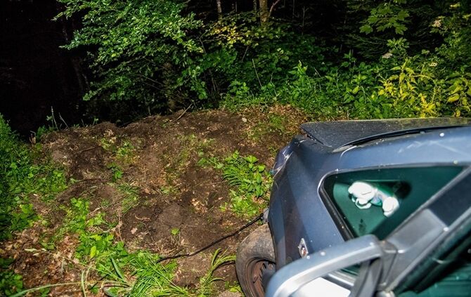 Opelfahrerin fährt in Kurve geradeaus in den Wald - Bild 12_3