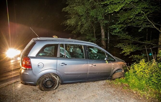 Opelfahrerin fährt in Kurve geradeaus in den Wald - Bild 15_6
