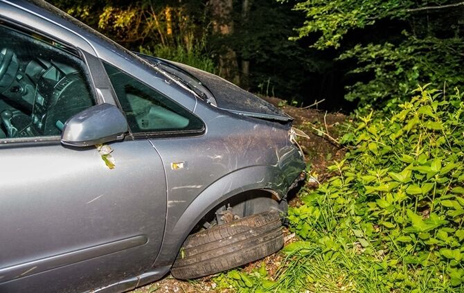 Opelfahrerin fährt in Kurve geradeaus in den Wald - Bild 16_7