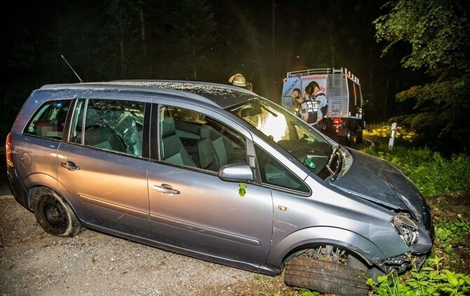 Opelfahrerin fährt in Kurve geradeaus in den Wald - Bild 17_8